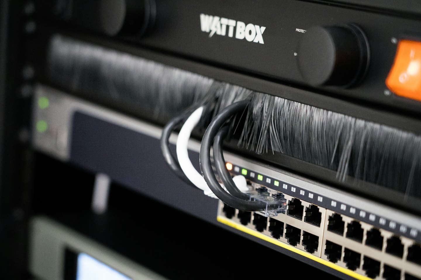 Server-Rack mit Netzwerkkabeln und Wattbox-Netzteil.